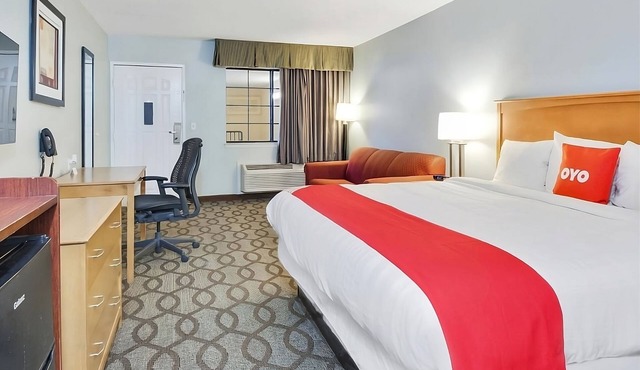 Your Ingleside Getaway! Free Breakfast, Swimming Pool, Free Parking! in Ingleside