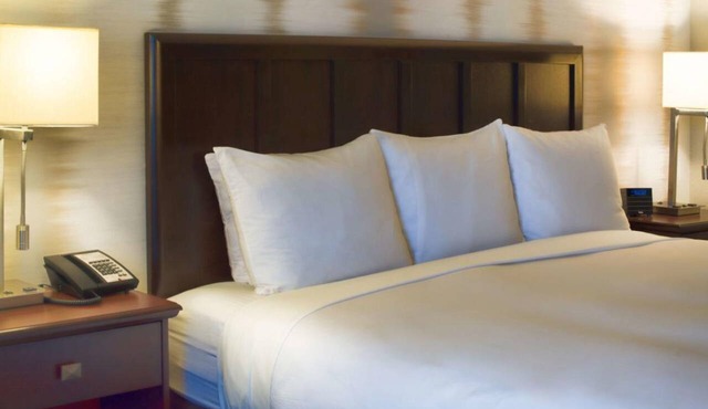 Your Relaxing Getaway Awaits! Pool, Restaurant, Near Fort Worth Stockyards in Fort Worth