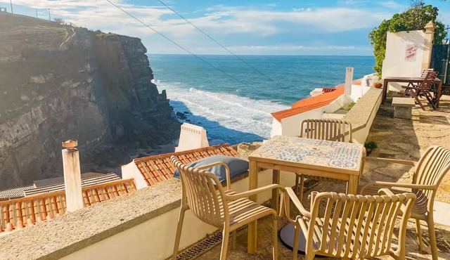 Zen house on the cliffs of Azenhas do Mar