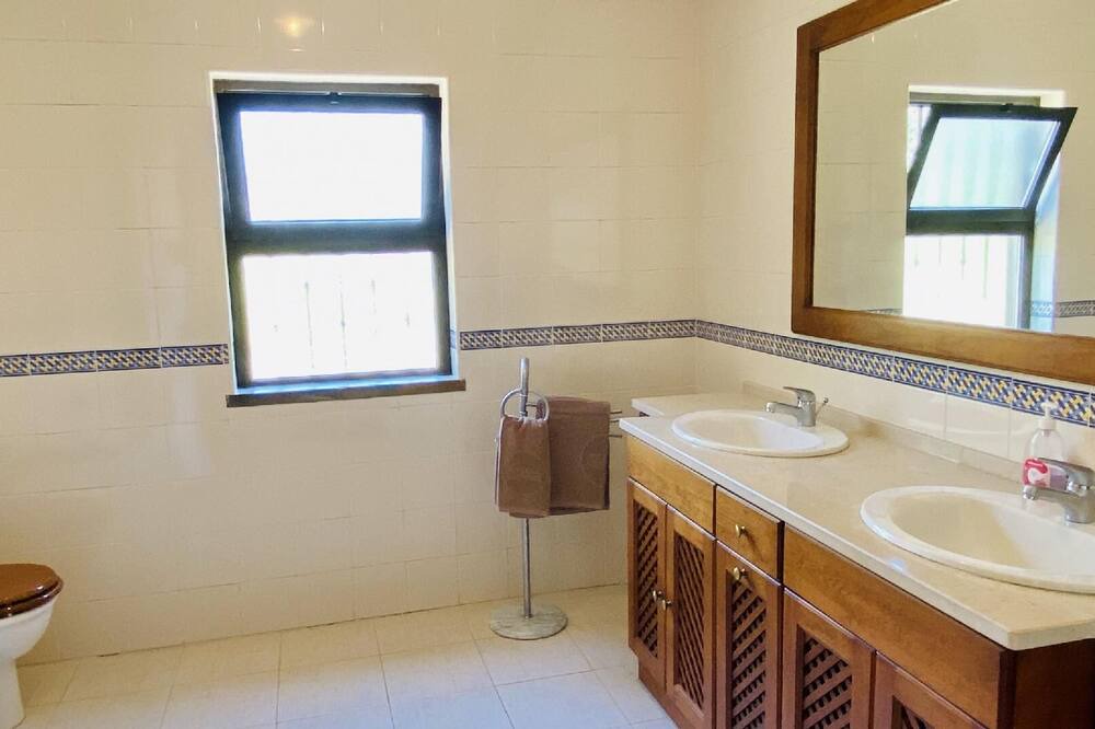 Photo of Bathroom in Quinta das Raposeiras