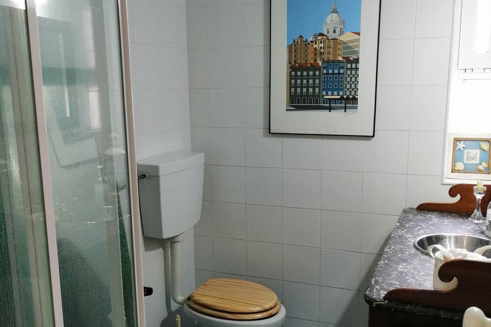 Photo of Bathroom in Corroios