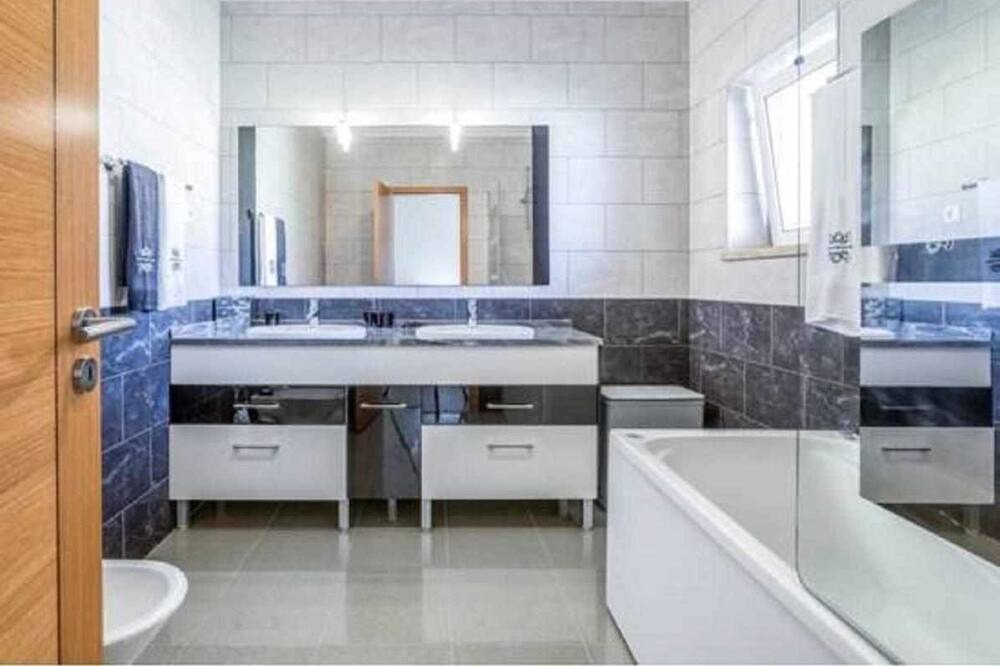 Photo of Bathroom in Guia