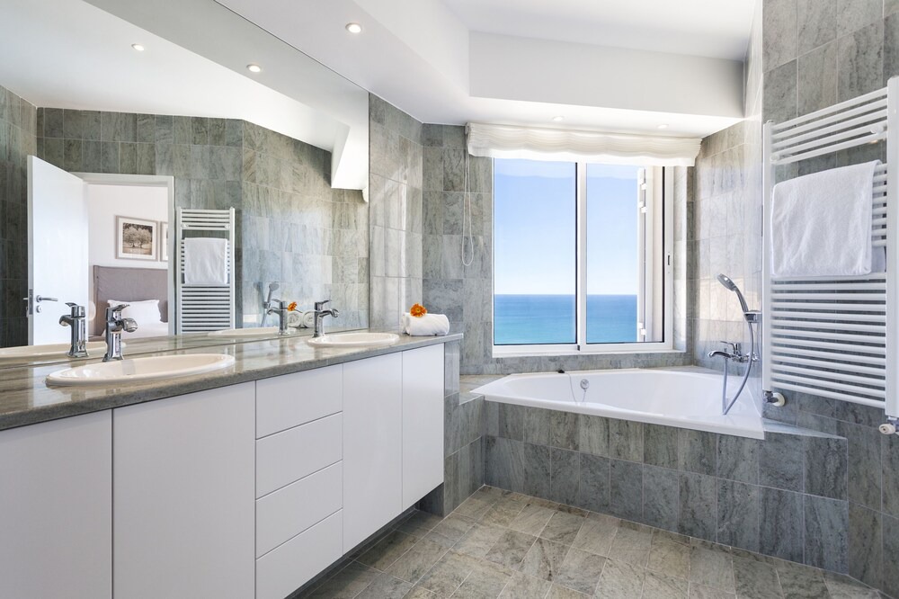 Photo of Bathroom in Salema