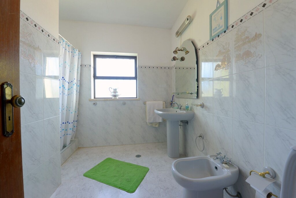 Photo of Bathroom in Lagoa e Carvoeiro