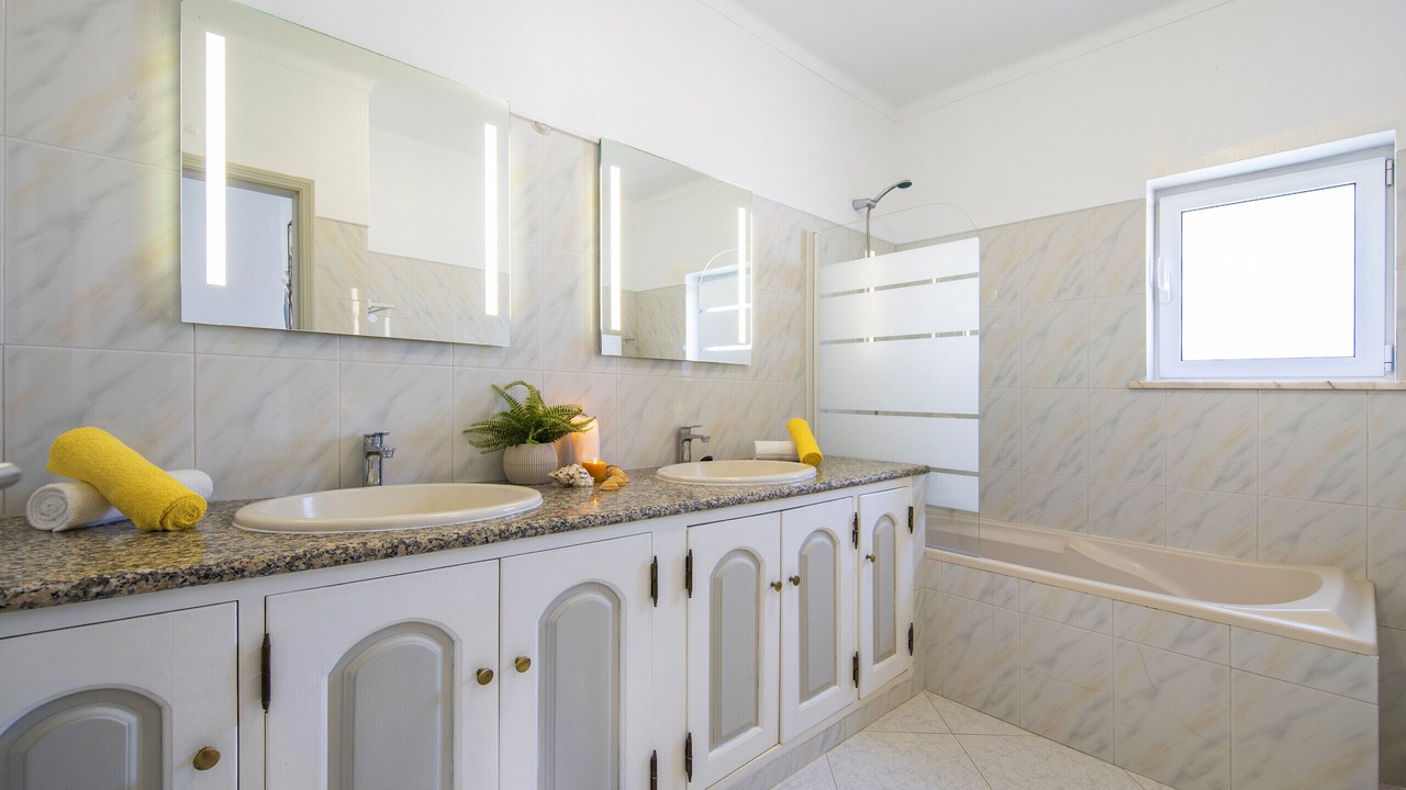 Photo of Bathroom in Lagoa e Carvoeiro