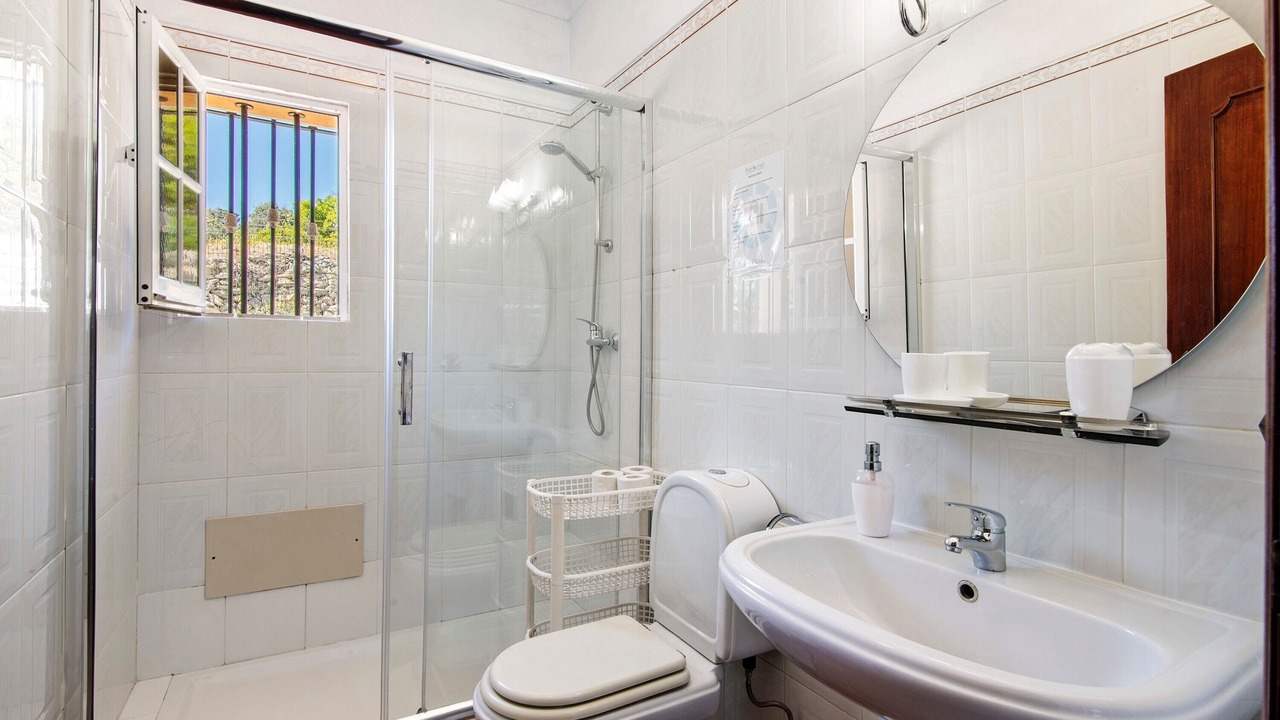 Photo of Bathroom in Alfeicao