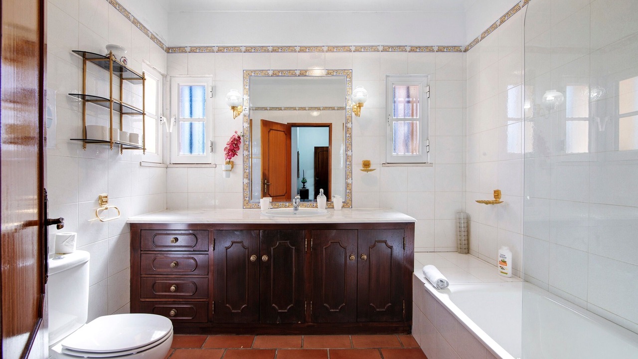 Photo of Bathroom in Alfeicao