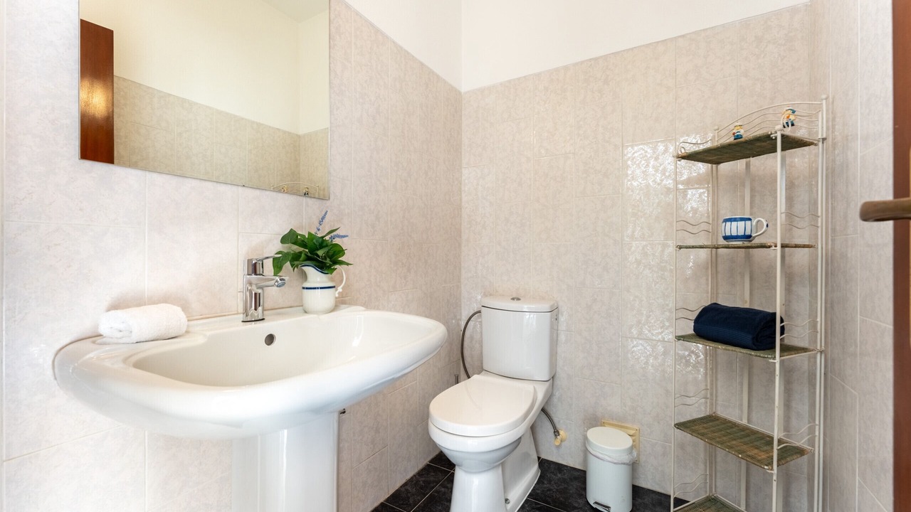 Photo of Bathroom in Canal