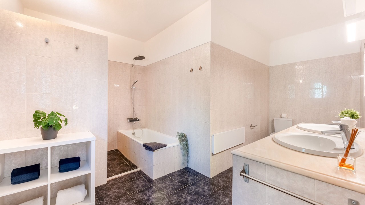 Photo of Bathroom in Canal