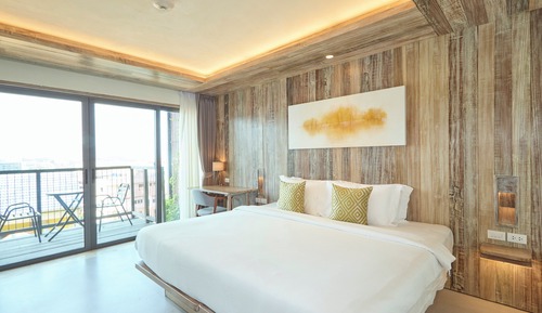 Premium Room, 1 King Bed, Pool View