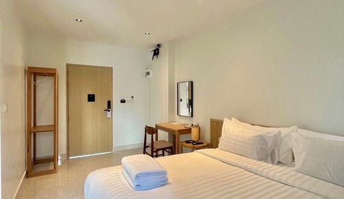 Standard Single Room, 1 King Bed, Non Smoking, Private Bathroom