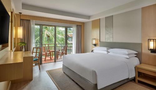 Guest room, 1 King, Pool View
