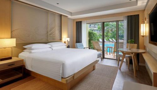 Guest room, 1 King, Pool access