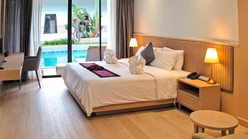 Deluxe Pool Access (Double or Twin) 