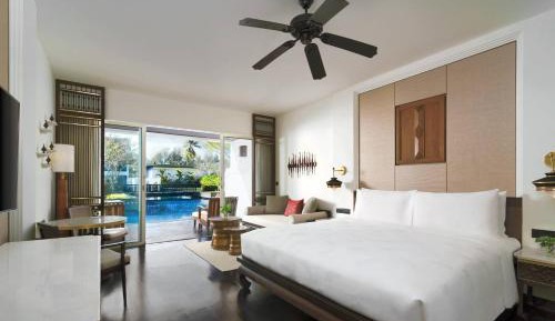 Deluxe King Room with Sofa Bed - Pool Access