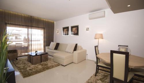 One-Bedroom Apartment with Pool View