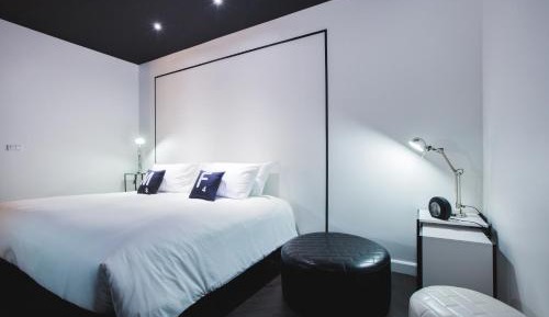 Deluxe Double bed ( No Bathtub ) + Free 24 hrs. Coworking Space