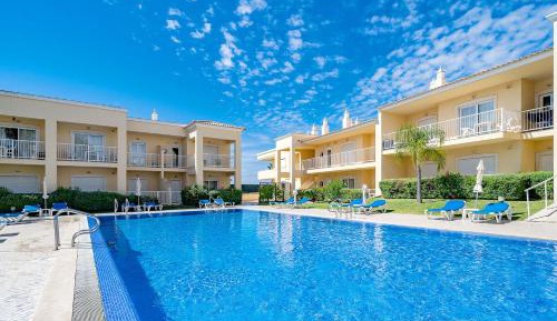 Apartment with Pool View 