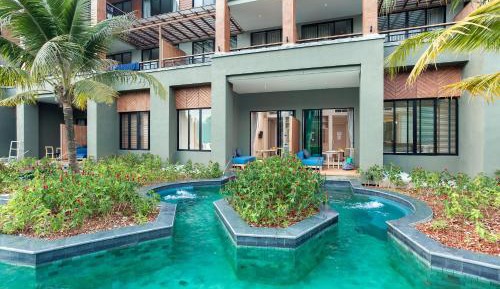 Deluxe Suite with Pool Access with Jacuzzi