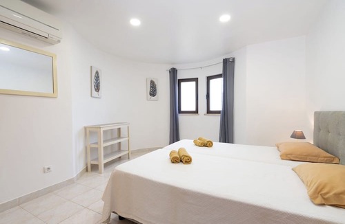 Pata de Baixo Hotel | Apartamentos Vale de Carros by Umbral