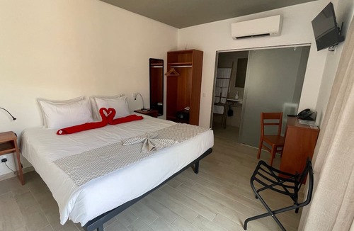 Charneca de Caparica e Sobreda Hotel | Villa 3 Caparica, Lisbon GAY Beach Hotel