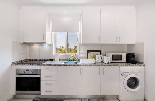 Colmeal House | Holiday Home 'Medronhal Faro' with Mountain View, Wi-Fi and Air Conditioning