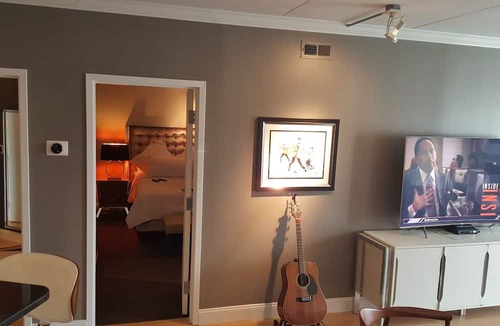 Nashville Condo | Music Row condo - NASHVEGAS! Guitar Swimming Pool. Cool-Comfortable-Modern!