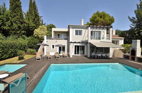 Carvoeiro House | Villa Louella 4 bed AC 10min walk beach Htd pool+child pool, games room, wifi.