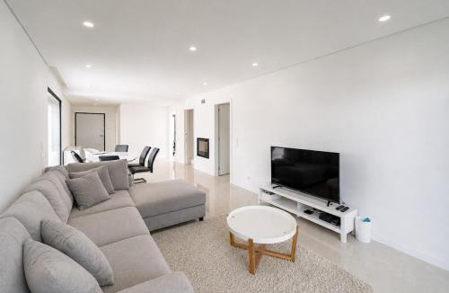 Costa de Caparica Villa | Center Caparica Beach House - Pool - Beach 3min