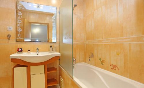 Lagos Apartment | B84 - Lagos Urbe Holiday Apartment
