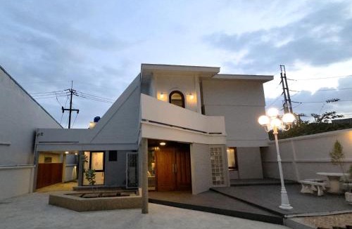 Talat Nuea Villa | Another Home Unique Place in Town