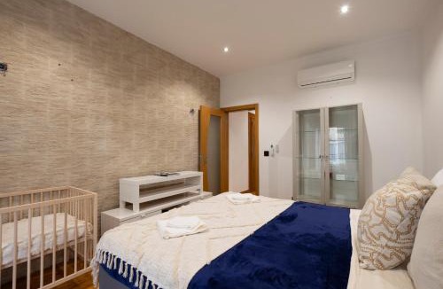 Sao Jose House | Cozy 3BR-Sleeps 8 wAC Patio Near Av Liberdade