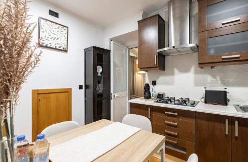 Sao Jose House | Cozy 3BR-Sleeps 8 wAC Patio Near Av Liberdade