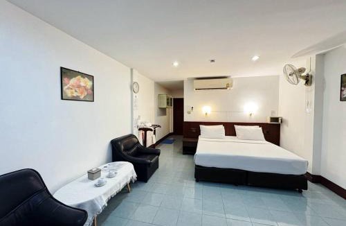 Nanai Road House | Rabbit Mansion Patong Hotel