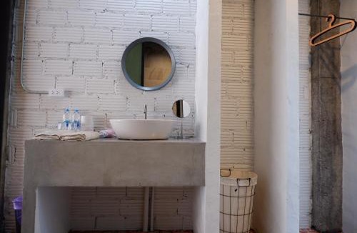 Phunphin Hotel | Black Elephant Boutique