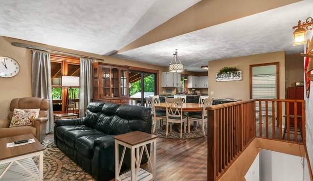 Lakeside Getaway pet Friendly in Gaylord