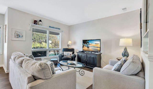 Pool View, Pet Friendly, Shelter Cove - Near Beach in Hilton Head Island