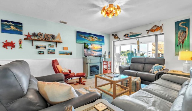 Sandy Cheeks & Barefeet, Gorgeous interior Gulf beach Place, pool, on beach side in Holmes Beach