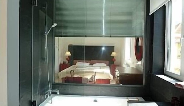 Luxury 6 Person House with Private Garden, 2 min walk from square with ametities in Cascais
