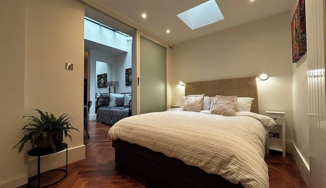 Stylish Hyde Park 3 bedroom with patio, moments from Kensington Palace in London